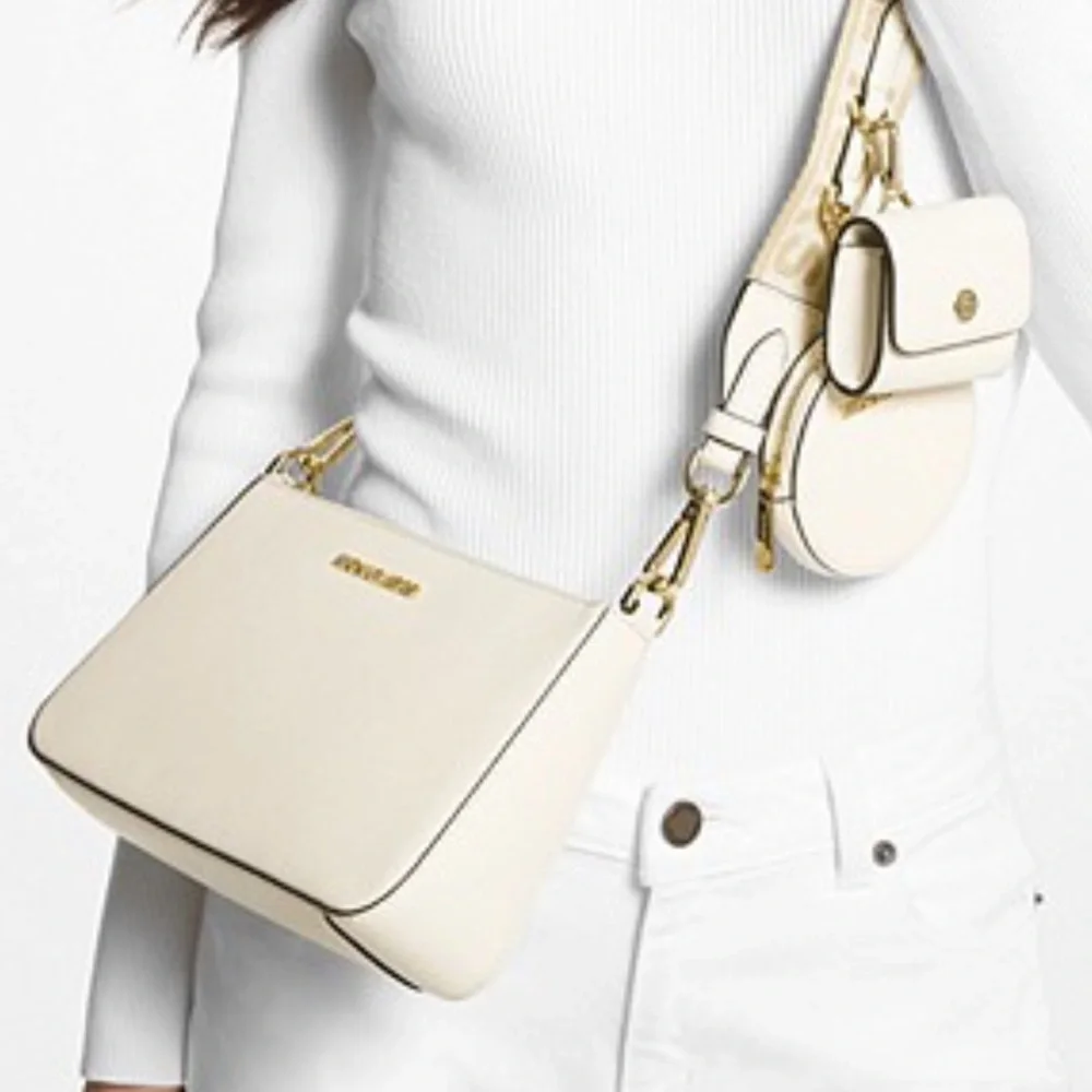 MICHAEL KORS
Jet Set Saffiano Leather Crossbody Bag with Case Apple Airpods Pro® - Picture 5 of 16